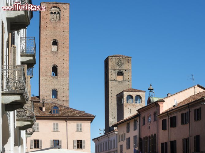 Immagine Scorcio panoramico del borgo medievale di Alba, Piemonte, Italia.  Un tempo conosciuta come la città delle cento torri, oggi Alba ne conserva dieci di cui tre (Bonino, Sineo e Astesiano) ancora in perfetto stato di mantenimento - © Claudio Giovanni Colombo / Shutterstock.com