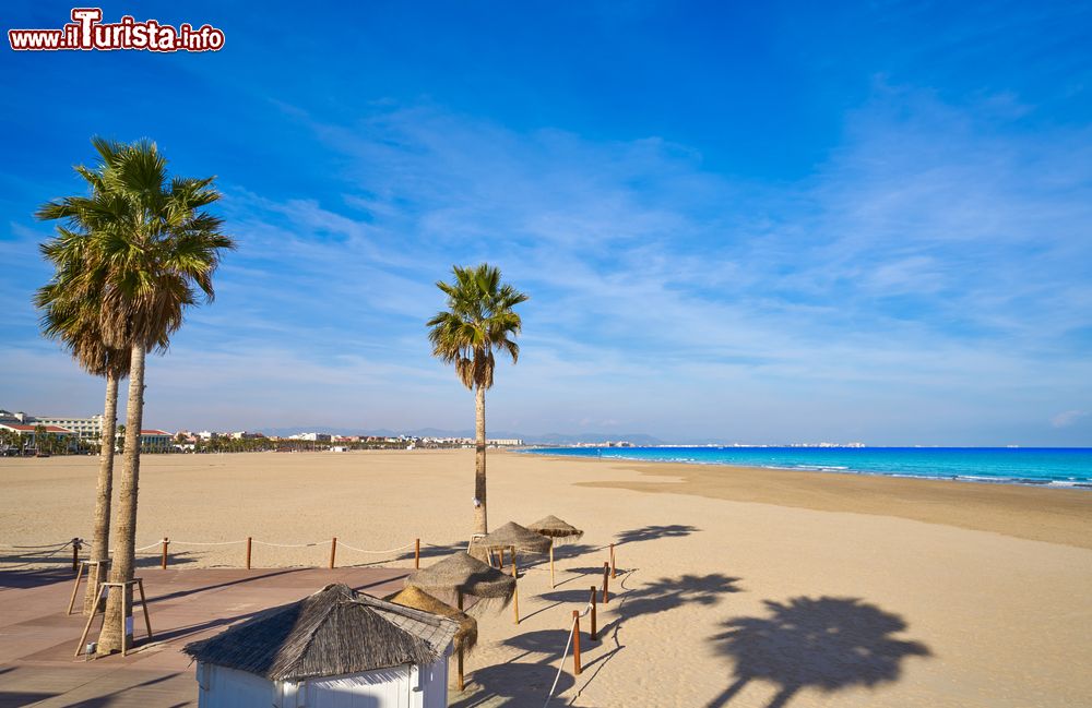 Immagine Valencia, Spagna: la spiaggia de La Malvarrosa, il lido cittadino  preferito dagli abitanti locali