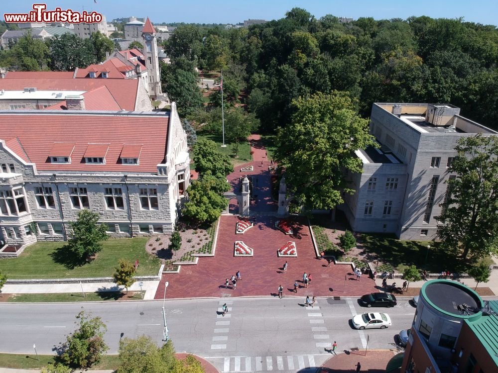 Immagine Veduta dall'alto del Bloomington College, Indiana, immerso nel verde.