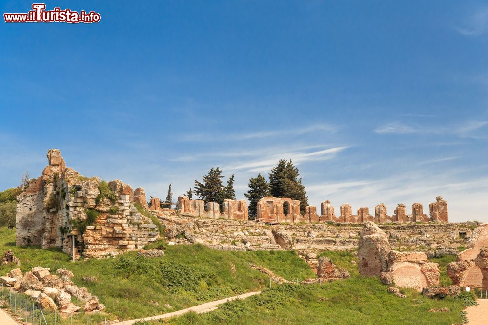 Immagine Veduta del teatro romano di Nicopolis, Preveza, Grecia. Sorge a ovest della cinta interna e sono tutt'oggi visibili una ventina di gradinate su cui in antichità sedevano gli spettatori.