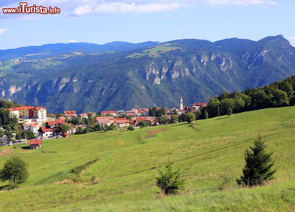 Immagine Veduta panoramica del villaggio di Tonezza del Cimone, Vicenza, Veneto.