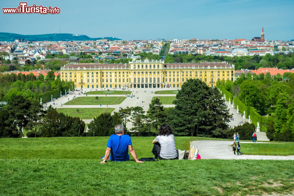 Immagine Vienna per famiglie con bambini: il panorama del Palazzo Schonbrunn (Austria). In una dozzina di sale del palazzo si possono ammirare pareti dipinte con panorami a fantasia, imparare a "civettare" con il linguaggio del ventaglio o indossare abiti e parrucche barocche. Il museo per bambini "Vivere la reggia di Schonbrunn" organizza attività interessanti a misura dei più piccoli.