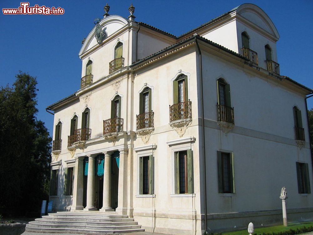 Immagine Villa Widmann Rezzonico Foscari Costanzo si trova sulla Rivera del Brenta a Mira di Venezia, in Veneto - © Mhwater, CC BY-SA 3.0, Wikipedia