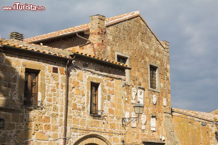 Immagine Villaggio storico di Sovana, Toscana. Particolare della costruzione con mattoni di tufo di una delle abitazioni di Sovana, centro abitato che sorge nel fondovalle fra le colline dell'Albegna e del Fiora a una quota compresa fra i 200 e i 300 metri sul livello del mare  - © Buffy1982 / Shutterstock.com