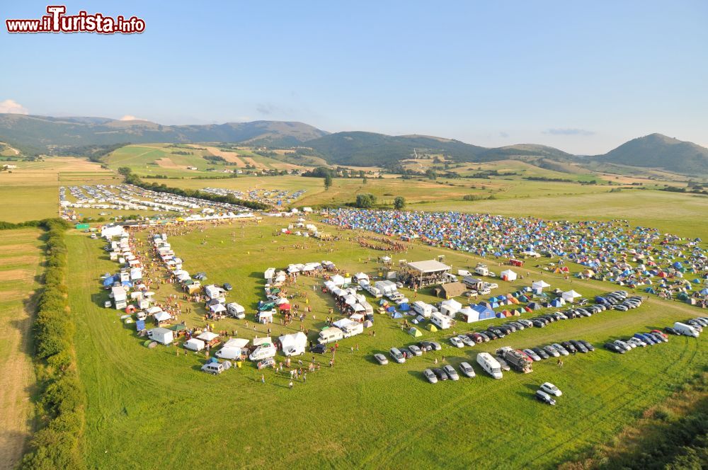 Immagine Vista aerea del Montelago Celtic Festival, altopiano di Colfiorito in Umbria
