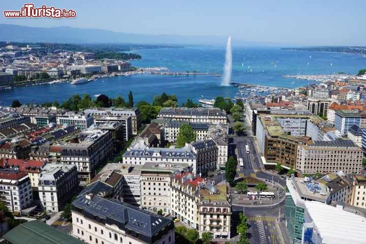 Immagine Vista dall'alto di Ginevra, Svizzera. Città della Pace perchè sin dall'antichità ha riappacificato le sorti di un mondo sempre in guerra ma anche Piccola Parigi per l'aria da grande dame che la caratterizza. Ginevra è soprattutto una città internazionale, finanziaria e culturale tanto da diventare la terza al mondo per qualità della vita 