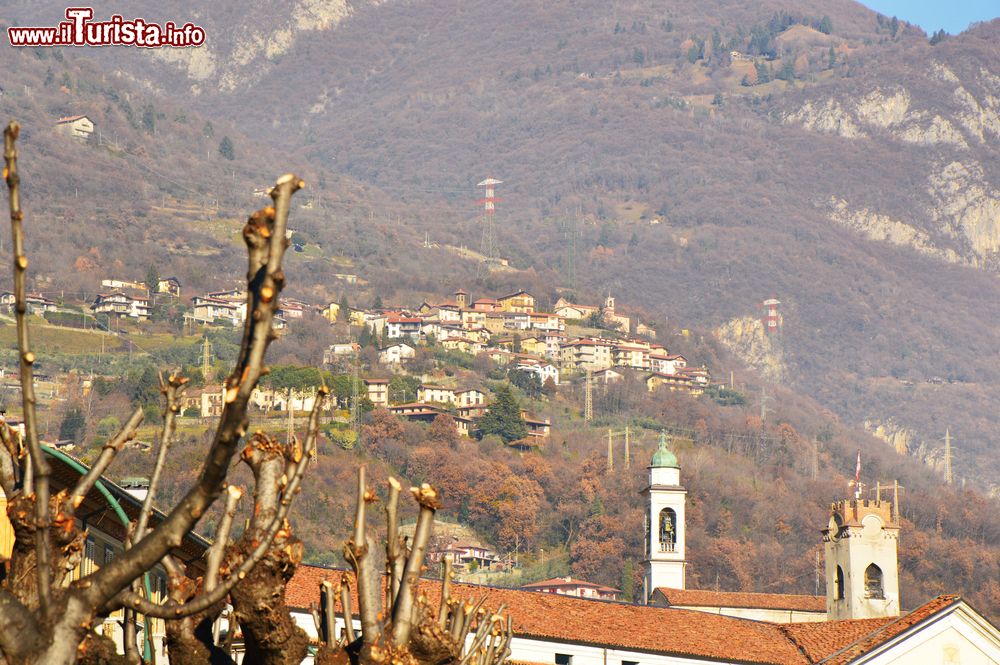 Immagine Vista del territorio di Lovere, circondato dalle colline che caratterizzano il paesaggio del Lago d'Iseo.