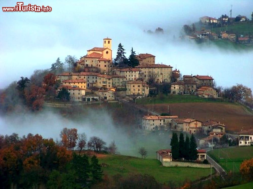 Immagine Il borgo di Zocca arrocatto sull'appennino emiliano, tra crescentine, castagne e Vasco Rossi