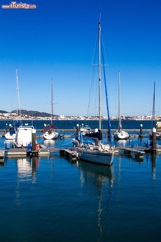 Immagine Yachts ormeggiati alla marina di Troia, Portogallo.