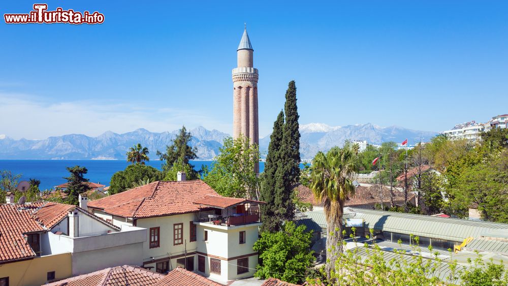 Immagine Yivli Minare Mosque nel centro storico di Antalya, Turchia. Il minareto scanalato della moschea, decorata con piastrelle blu scuro, è uno dei punti di riferimento nonché simbolo della città turca.