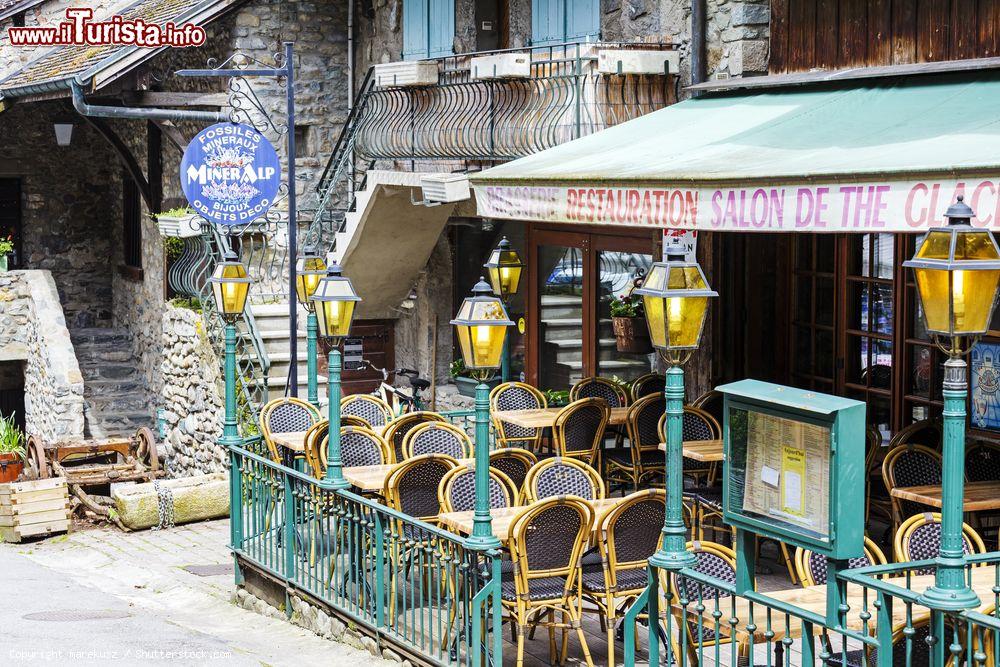 Immagine Yvoire è una località turistica del Lago Lemano (o Lago di Ginevra), in Francia. Ristoranti e  negozi di souvenir lavorano molto durante la bella stagione - © marekusz / Shutterstock.com