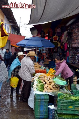 Immagine Una delle strade lungo le quali si svolge il mercato di Zacatlán de las Manzanas, in Messico. Qui è possibile acquistare i prodotti della campagna e soprattutto le famose mele locali.