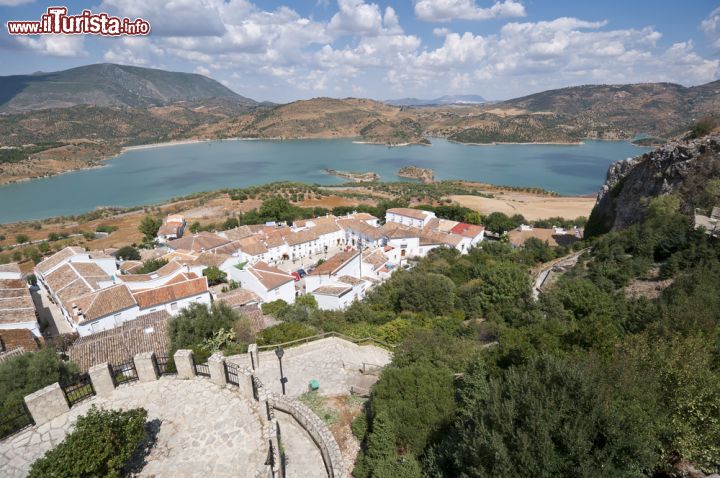 Immagine Il lago artificiale di Zahara El Gastor e il borgo di Zahara de la Sierra, tra gli spettacolari paesaggi dell'Andalusia. Ci troviamo nella provincia di Cadice - © Israel Hervas Bengochea / Shutterstock.com