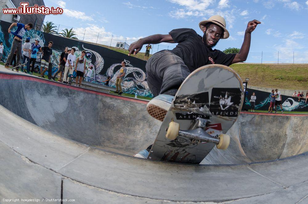 Immagine Zenildo Guilherme alla manifestazione internazionale di skate a Ericeira, Portogallo. Le evoluzioni di questo bravissimo skater portoghese all'evento ospitato in città - © homydesign / Shutterstock.com