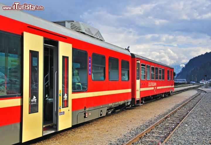 Immagine Lo Zillertalbahn: il trenino che conduce alla valle - dalla stazione di Jenbach, oltre a partire i normali e moderni treni, parte anche un trenino turistico che conduce nella splendida valle Zillertal, una delle bellissime vallate laterali che si diramano dalla valle principale del fiume Inn.  - © Arseniy Krasnevsky / Shutterstock.com