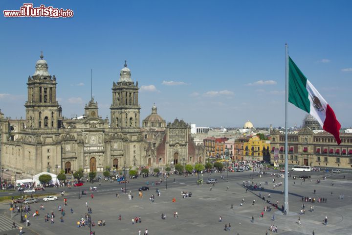 Immagine Lo Zócalo, l'enorme piazza di Città del Messico, con i suoi simboli: la Catedral Metropoltana, il tricolore messicano e, sulla destra, il Palacio Nacional - foto © dubassy / Shutterstock.com