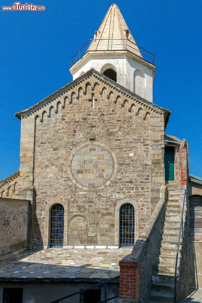 Immagine La zona absidale della chiesa di San Pietro a Corniglia, La Spezia, Liguria. Situato nella parte alta dell'abitato, questo edificio religioso è caratterizzato all'esterno dallo stile gotico e, all'interno, da quello barocco.