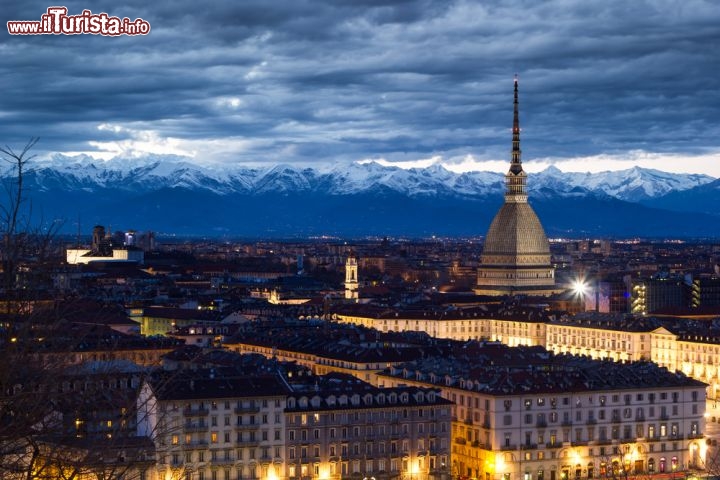 Immagine La Mole Antonelliana svetta sul panorama di Torino e sulla cerchia delle Alpi, fotografate dalle colline ad est del capoluogo piemontese - © Francesco R. Iacomino / Shutterstock.com in Lontananza