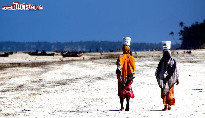 Immagine Donne locali su di una spiaggia di Zanzibar