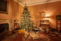 L'Albero Natale del 1910 al Weihnachtsmuseum di Salisburgo. E' il primo pezzo della collezione, che fu regalato a Ursula Kloiber dalla nonna. La camera rappresenta una ricostruzione ...