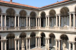 Il giardino interno del Palazzo Brera a Milano. ...