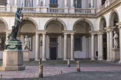 Coorte interna di Palazzo Brera a Milano, la ...