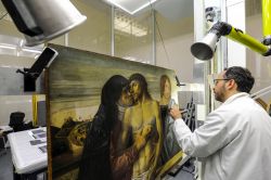 Restauro di un quadro nei laboratori d'arte della Pinacoteca di Brera a Milano - © Paolo Bona / Shutterstock.com 