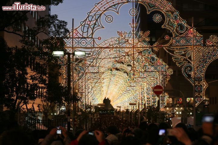 Kobe Luminarie festival, Kobe, Giappone - Si tiene generalmente tra dicembre e gennaio, e anche se inizialmente doveva essere solo un evento commemorativo del terribile terremoto che devastò Kobe nel 1995, il suo successo è stato tale da esser riproposto ininterrottamente ogni anno.
Come per il Festival di Gent (Belgio), anche qui sono aziende italiane a progettare le incredibili installazioni luminose.
Per maggiori informazioni potete provare a visitare la pagina ufficiale, sappiate però che è solo in giapponese.
