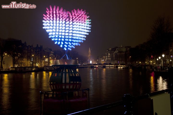 Amsterdam Light Festival, Olanda - Rimaniamo in Olanda: non solo luci rosse nella trasgressiva Amsterdam. A bordo di una barca sui suoi canali, da novembre a gennaio, potete vedere sculture di luci nelle strade o, se preferite, entrate in un locale, un caffè o un museo e cercate le installazioni luminose che proliferano ad ogni angolo.
Per maggiori informazioni si può visitare la pagina ufficiale

