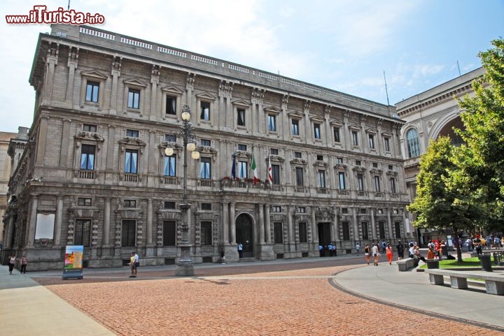 Immagine Piazza della Scala: l'eleganza nobiliare di Palazzo Marino a Milano - © claudio zaccherini / Shutterstock.com