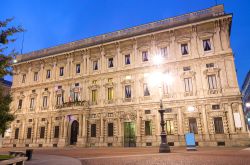 Foto notturna di Milano: raffigurato Palazzo ...