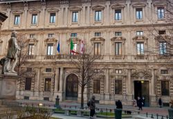 La bella facciata di Palazzo Marino a Milano ...