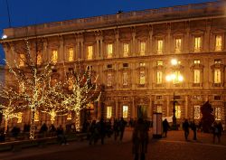 Palazzo Marino a Natale: le luminarie di Piazza della Scala a Milano - © MaPaSa / Shutterstock.com