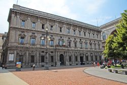 Piazza della Scala: l'eleganza nobiliare di Palazzo Marino a Milano - © claudio zaccherini / Shutterstock.com 