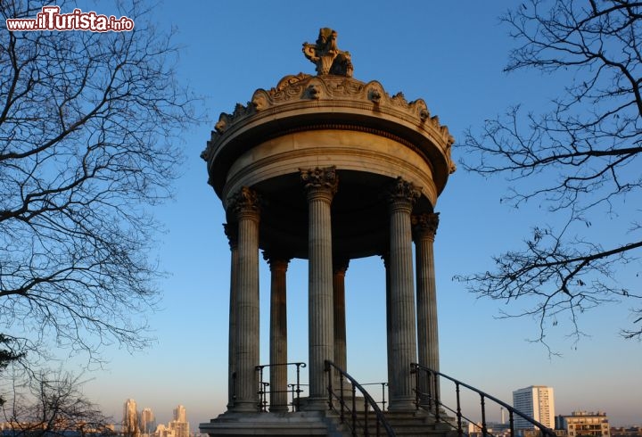 Immagine Butte Chaumont, nell'omonimo parco di Parigi - © bensliman hassan / Shutterstock.com