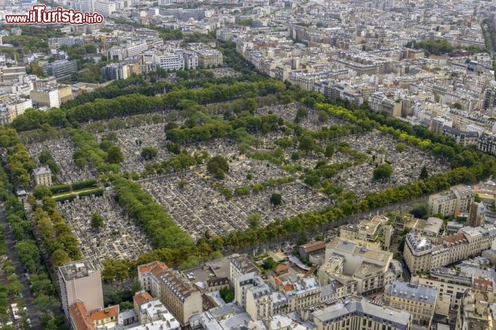 Immagine Il cimitero Pere Lachaise (Quartiere di Belleville) fotografato dalla cima della torre Montparnasse a Parigi - © Bargotiphotography / Shutterstock.com