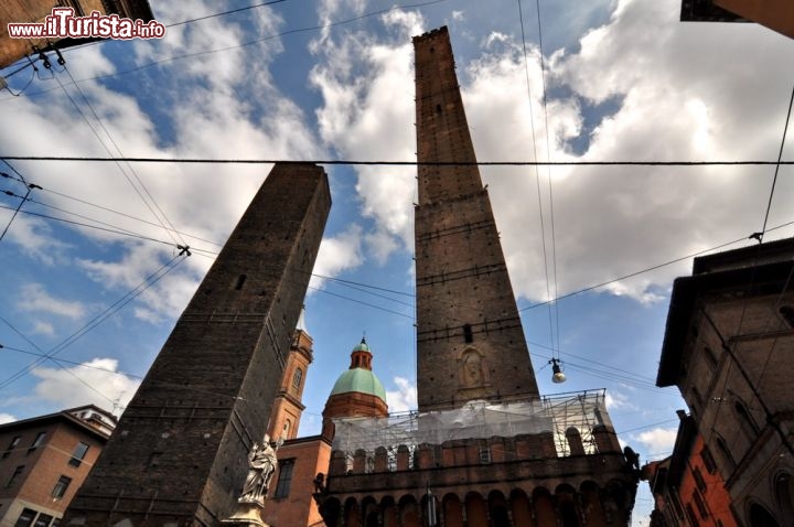 Immagine Le Torri pendenti di Bologna: la vertiginosa inclinazione della torre Garisenda e quella degli Asinelli, la torre pendente più alta in Italia