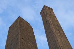 La torre degli Asinelli e la Garisenda: le due celebri torri pendenti, vero simbolo di Bologna - © Boerescu / Shutterstock.com