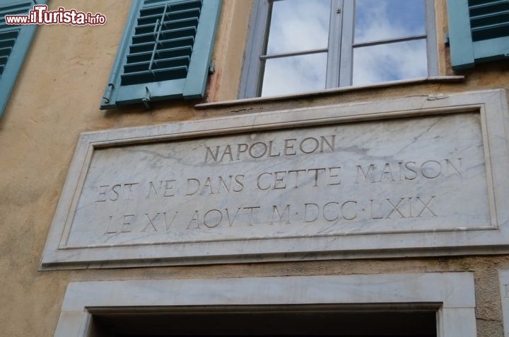 Immagine La targa che ricorda la nascita di Napoleone a casa Bonaparte in Place Letizia, nel cuore di
Ajaccio