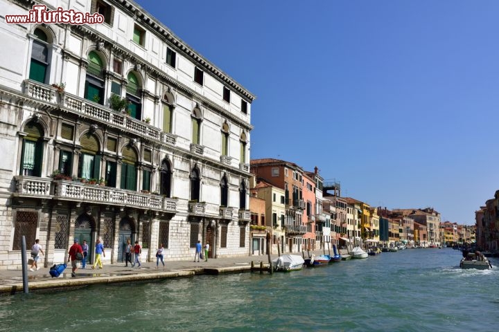 Immagine In barca nel Ghetto di Venezia, il quartiere ebraico più antico del mondo - © Oleg Znamenskiy / Shutterstock.com