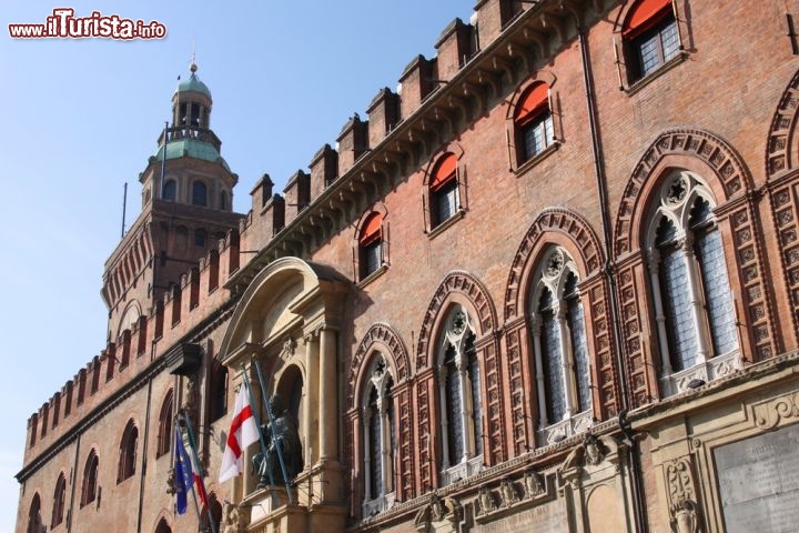 Immagine Palazzo d'Accursio, si trova sul lato ovest di Piazza Maggiore a Bologna - © Tupungato / shutterstock.com