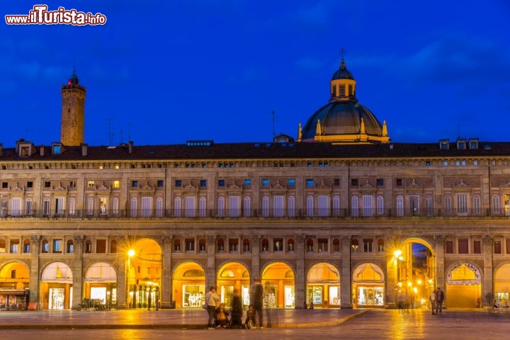 Immagine Palazzo dei Banchi: si trova sul lato est di Piazza Maggiore a Bologna. Il sottostante portico prende il nome di pavaglione - © Leonid Andronov / shutterstock.com