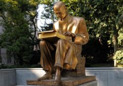 La statua di Indro Montanelli a Milano, installata nei Giardini di Porta Venezia, intitolati di recente al grande giornalista italiano. Il monumento è stato oggetto di aspre critiche ...