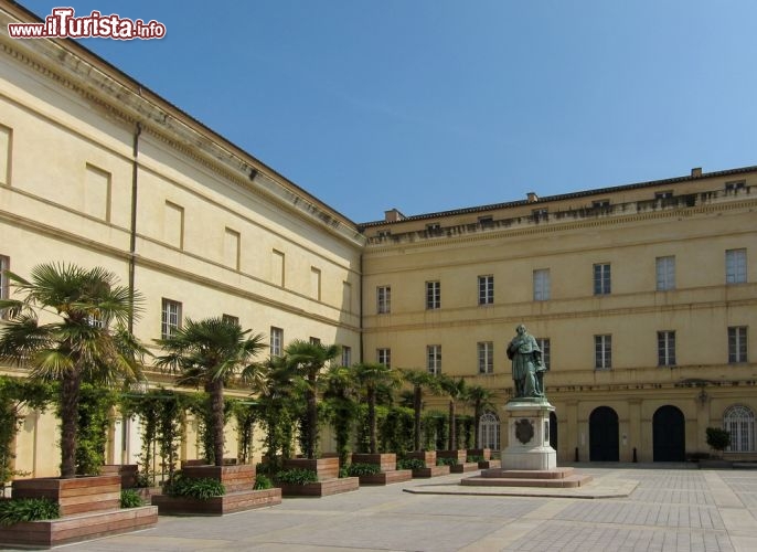 Immagine Ajaccio: il cortile interno del Palazzo Fesch, che ospita il famoso museo d'arte in Corsica - © Velvet - Wikimedia Commons.