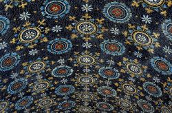Il famoso cielo stellato a mosaico: potete ammirarlo al Mausoleo di Galla Placidia a Ravenna - © AISA - Everett / Shutterstock.com