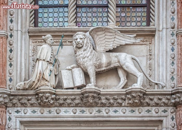 Immagine Leone di San Marco, il simbolo di  Venezia, fotografato a Palazzo Ducale - © javarman / Shutterstock.com