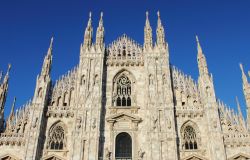 La magnifica facciata gotica del Duomo di Milano in una giornata di sole - © alessandro0770 / Shutterstock.com