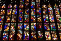 Una grande vetrata gotica del Duomo di Milano - © Catarina Belova / Shutterstock.com 