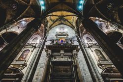 Fotografia dell'interno del Duomo di Milano, scattata da una delle due navate laterali  - © UMB-O / Shutterstock.com 
