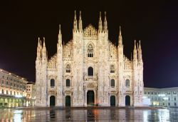 Magia notturna del Duomo di Milano che si riflette sulla piazza, dopo una pioggia - © TTstudio / Shutterstock.com